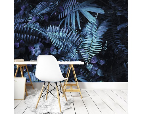 Scène met fotobehang met tropische bladeren, bureau en stoel