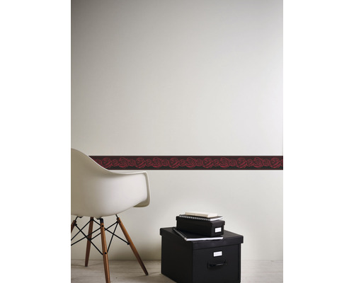 Muur met rand met rozenpatroon, stoel en opbergdozen