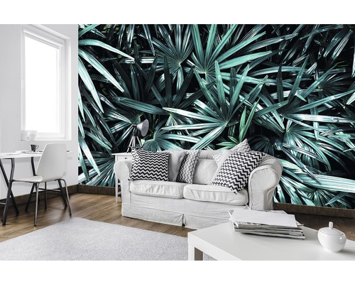 Woonkamer met fotobehang met palmmotief en witte meubels