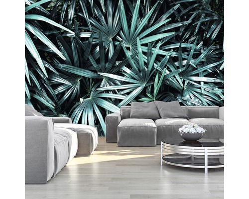 Woonkamer met fotobehang met palmbladeren, banken en tafel