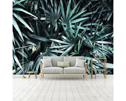 Woonkamer met bank, vloerlamp, bijzettafel, plank en fotobehang met plantmotief