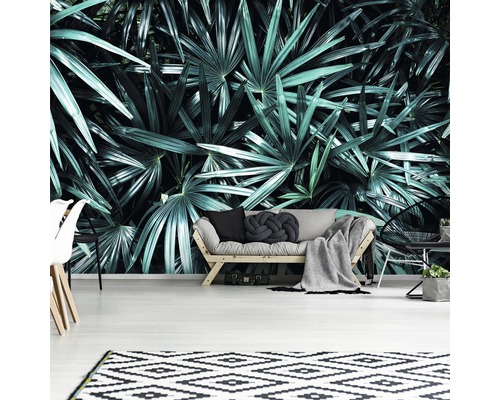 Woonkamer met fotobehang met bladeren, bank en tapijt