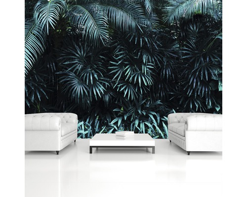 Interieur met banken en een achtergrond met plantenmotief