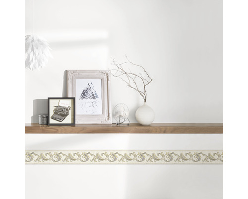 Wanddecoratie met bloemmotief op een witte muur