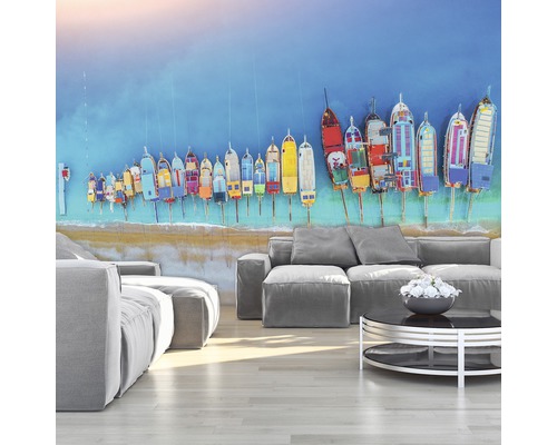 Fotobehang met kleurrijke vissersboten op een strand in een woonkamer