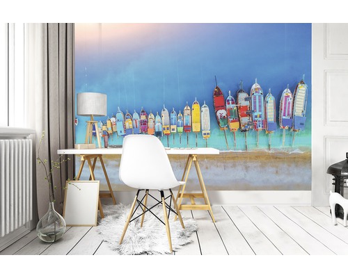 Kantooropstelling met bureau, stoel en fotobehang met botenmotief voor een lichte en georganiseerde sfeer.