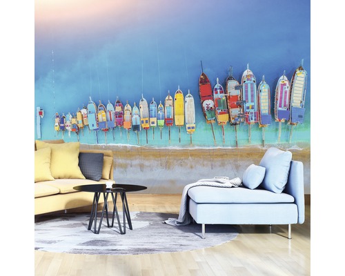 Woonkamer met fotobehang dat een rij boten op het strand laat zien.