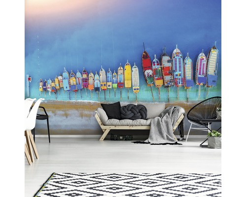 Lichte woonkamer met een fotobehang van een rij boten aangemeerd op het strand.