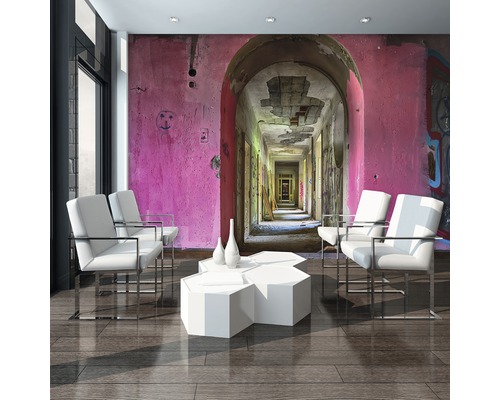 Fotobehang met gangmotief in een kamer met stoelen en een tafel