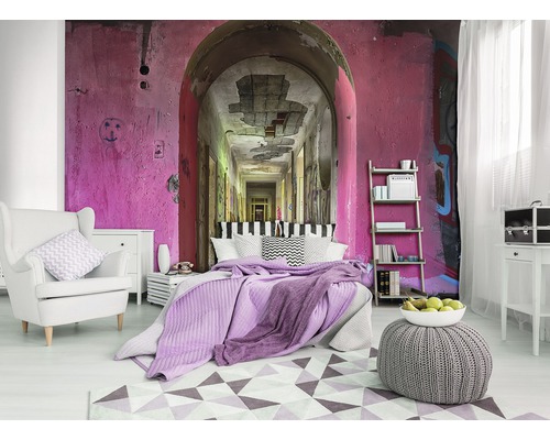 Slaapkamer met fotobehang, bed, fauteuil, bijzettafel, tapijt en rek