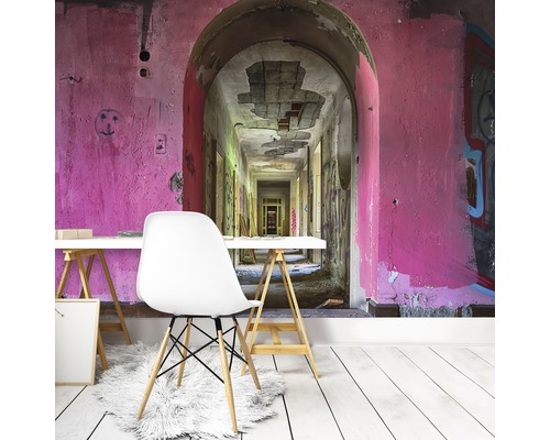 Behang met een lange gang in een verlaten gebouw achter een bureau en een stoel