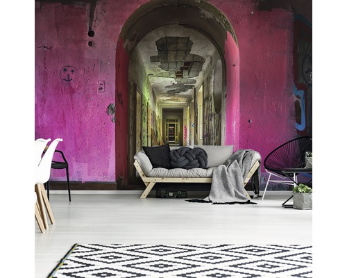 Woonkamer met fotobehang dat een gang in een verlaten gebouw toont