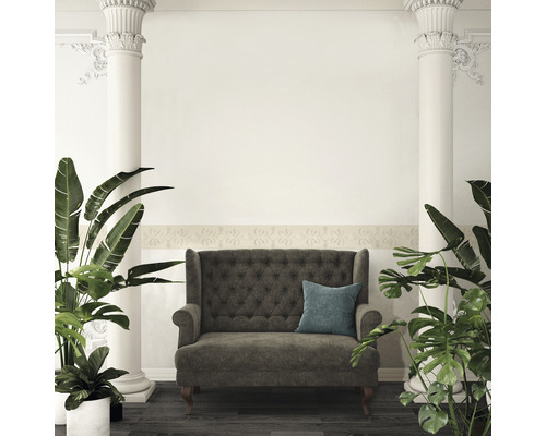 Interieur met bank, sierlijsten en zuilen