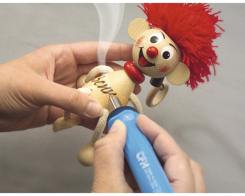 Houten pop wordt beschreven met een brandpen