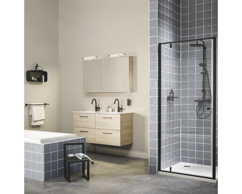 Badkamer met wastafelonderkast, spiegel, douche en ligbad