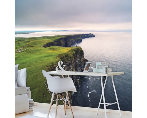 Wandafbeelding met een landschapsmotief dat kliffen aan zee toont en een heldere, vriendelijke sfeer creëert.