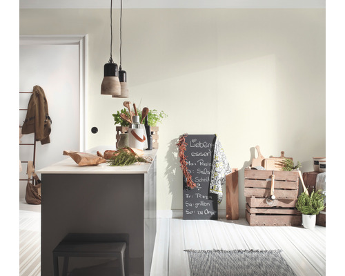 Lichte keukenruimte met kookeiland, schoolbord en houten kisten als decoratie