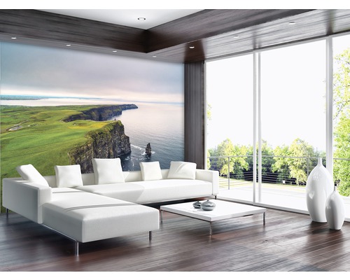 Moderne woonkamer met fotobehang van een kustlandschap