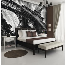 Slaapkamer met fotobehang van de Eiffeltoren, bed en nachtkastje