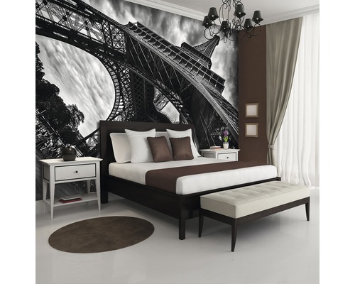 Slaapkamer met fotobehang van de Eiffeltoren, bed en nachtkastje