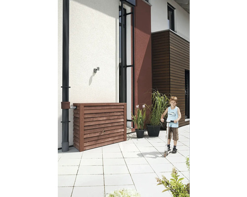 Houten regenton voor tuinbewatering met kind op step voor huismuur