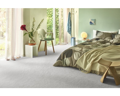 Lichte slaapkamer met tapijt, bed en decoratie