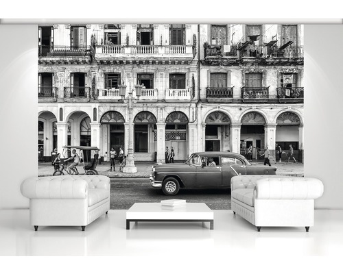 Fotobehang met zwart-wit uitzicht op een straat met een auto en gebouwen
