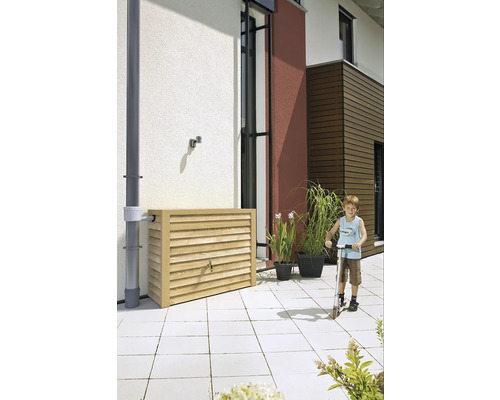 Houten regenton met kraan en jongen op step