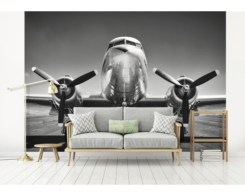 Wanddecoratie met een vliegtuig boven een bank