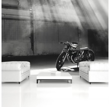 Scene met een motorfiets, twee banken en een tafel in een ruimte