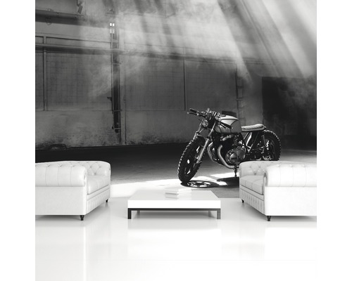 Scene met een motorfiets, twee banken en een tafel in een ruimte