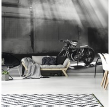 Kamer met bank, vloerkleed en fotobehang met motorfietsmotief