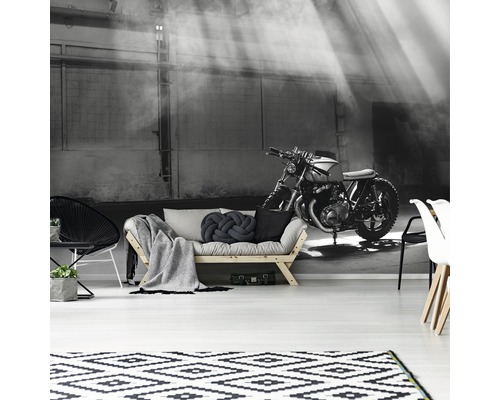 Kamer met bank, vloerkleed en fotobehang met motorfietsmotief