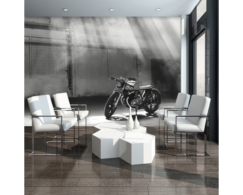 Woonkamer met fotobehang, fauteuils, salontafel en motorfiets