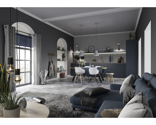 Lichte woonkamer met bank, eettafel, stoelen en kitchenette