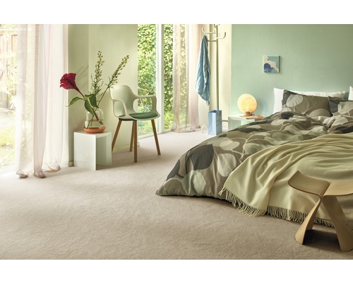 Lichte slaapkamer met tapijt, bed en stoel