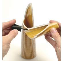 Een gebroken keramiekobject wordt met lijm gerepareerd