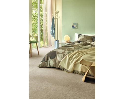 Lichte slaapkamer met bed, tapijt en daglicht