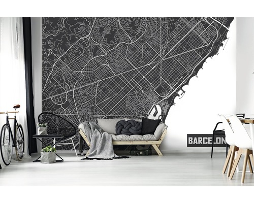 Woonkamer met plattegrond van Barcelona als wanddecoratie