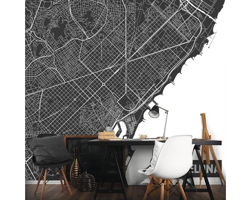 Wanddecoratie met een gestileerde stadsplattegrond achter een bureau.