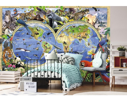Kinderkamer met wereldkaart behang, bed en decoratie