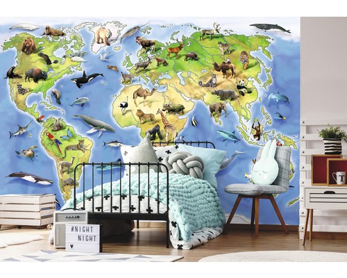 Kinderkamer met wereldkaartbehang en dierenmotieven