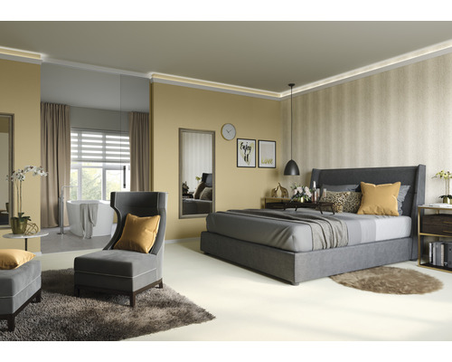 Slaapkamer met bed, fauteuil en bad in een licht ontwerp