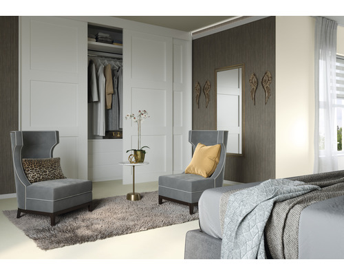 Slaapkamer met kledingkast, fauteuils en decoratie