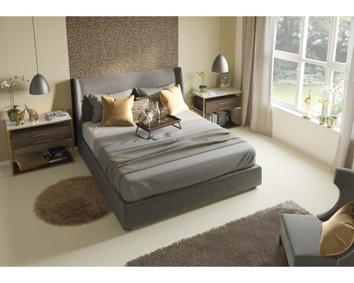 Slaapkamer met bed, nachtkastjes en decoraties voor een gezellige sfeer.