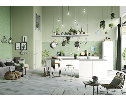 Lichte woonkamer met keuken, bank, stoelen, tafels, lampen en decoratieve elementen