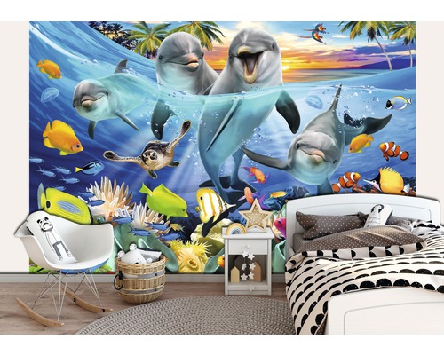 Decoratieve kinderkamer met fotobehang met maritiem thema, waaronder dolfijnen, schildpadden en tropische vissen