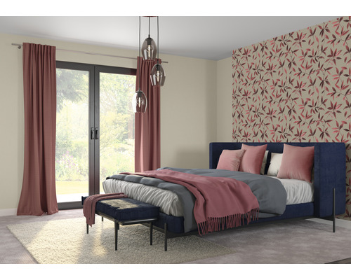 Slaapkamer met bed, nachtkastje, gordijnen en behang met plantmotief