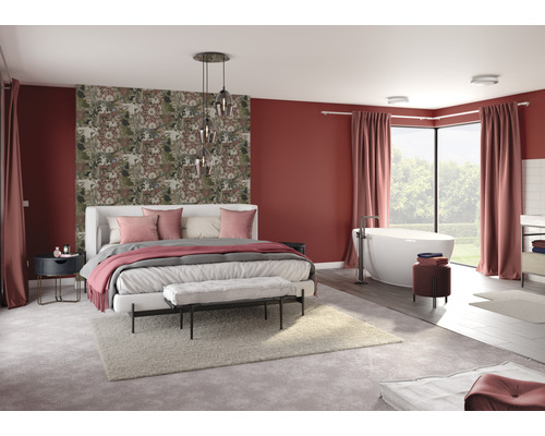 Ruime slaapkamer met bed, bad en bloemenbehang