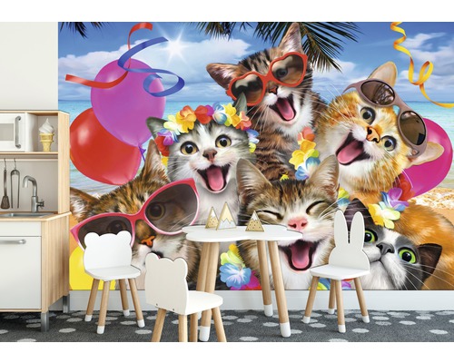 Scene met een fotobehang met kattenmotieven, met kinderzimmerstoelen en een speelhuis voor kinderen.